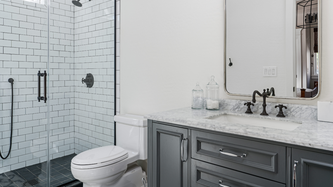 8 tips to maximize the space in your smaller bathrooms